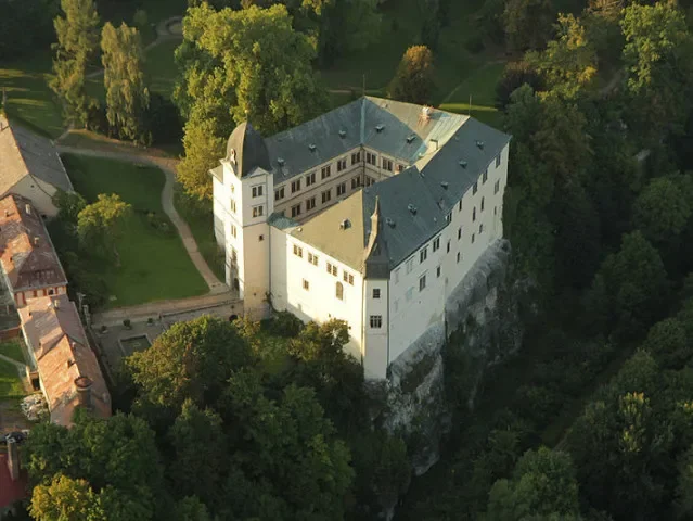 Dědička rodu Walderode získá mobiliář zámku Hrubý Rohozec, NPÚ se neodvolá