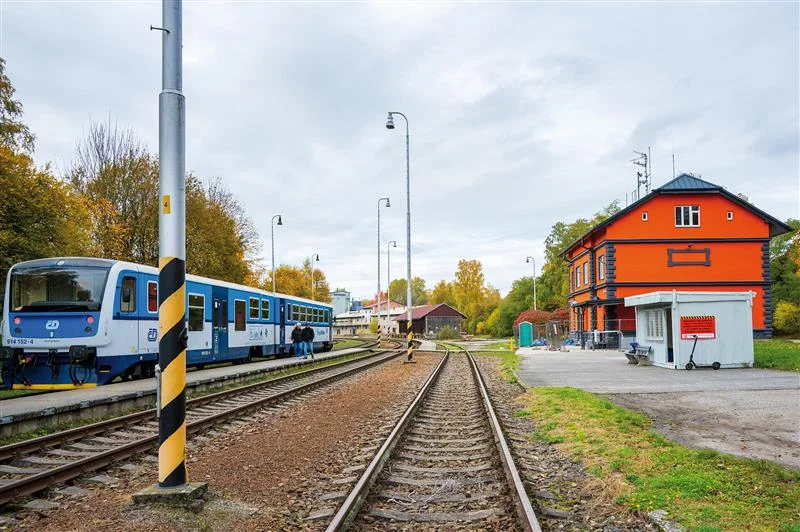 Křiklavě oranžová na historické budově vyděsila. Po tlaku veřejnosti se nádraží přetře