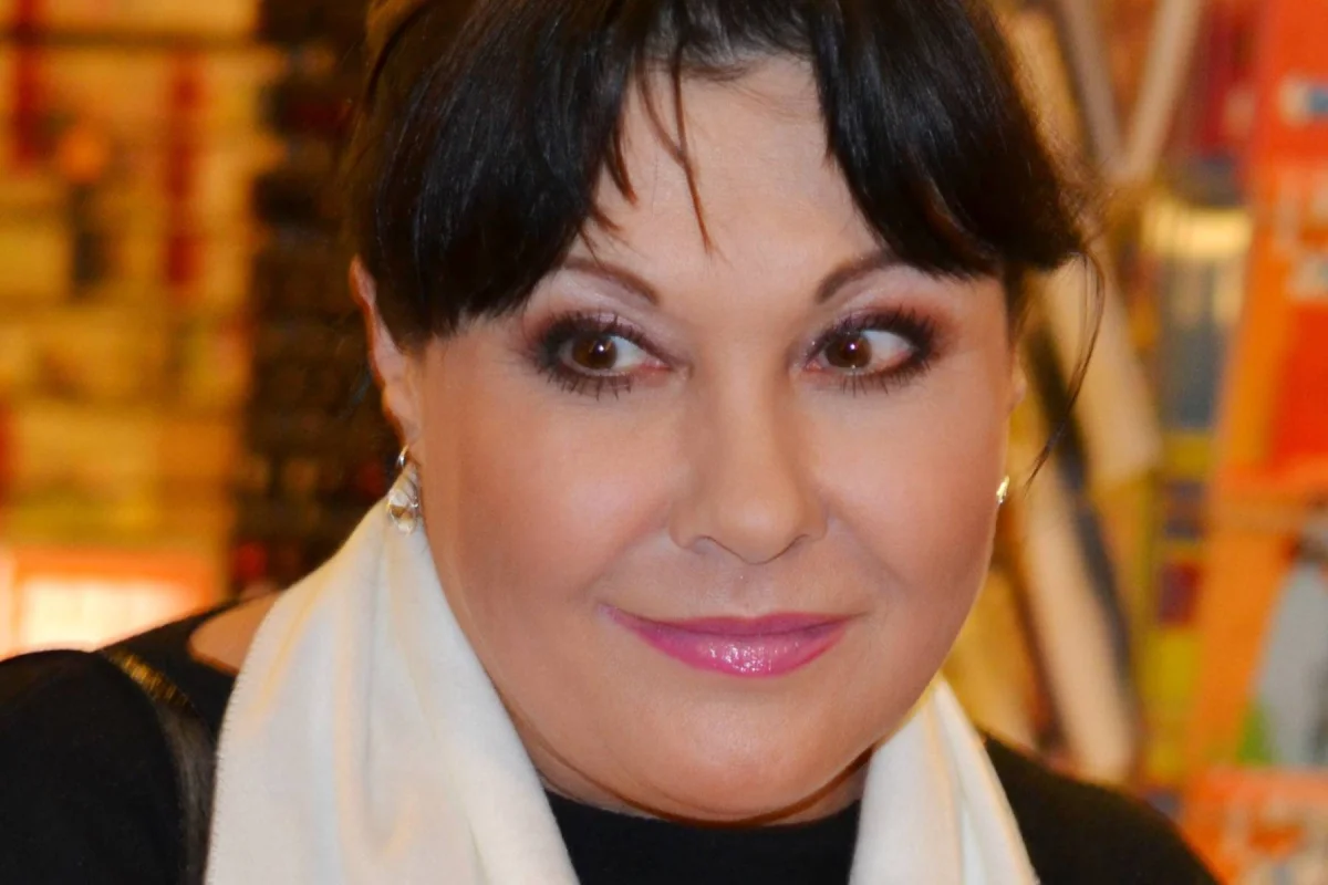 Internetem se šíří zpráva o úmrtí Patrasové, před vilou už vzniklo i pietní místo. Napište, že žiju, vzkazuje