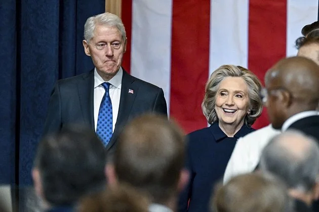 O Epsteinových zločinech jsem neměl ponětí, řekl Clinton zákonodárcům
