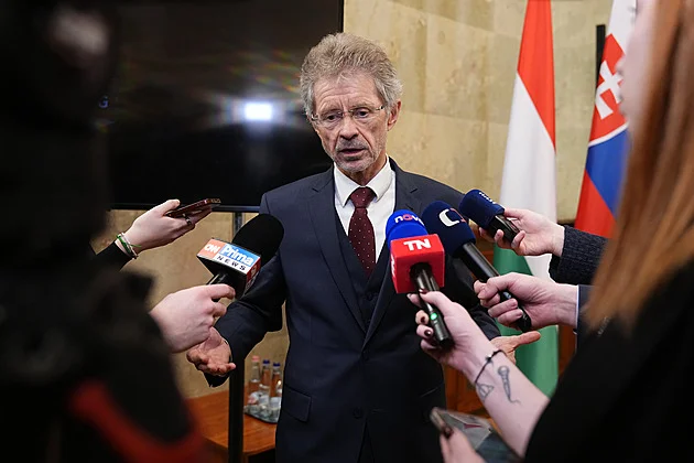 Okamura s Vystrčilem pokračují v Budapešti. Na jednání promluví Orbán