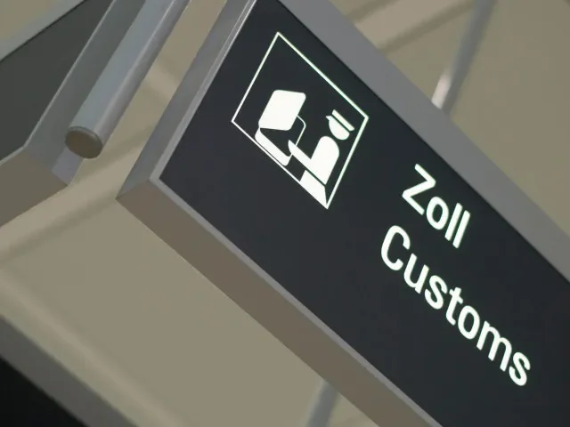 Překvapení celníci zastavili celý fotbalový tým. Sportovci převáželi kufry plné peněz