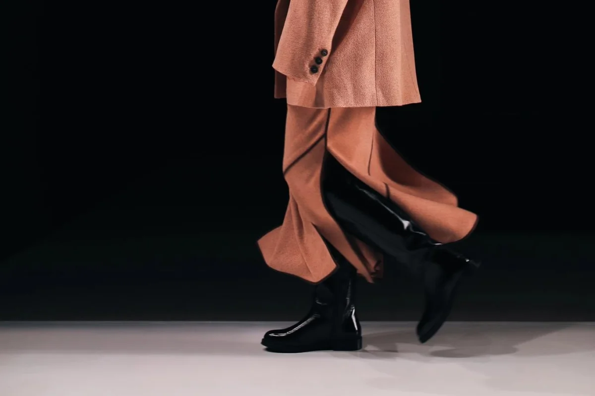 Pouštní oblékání bude hitem jara. Jak ho zařadit do svého šatníku trendy formou? Vsaďte na pískové tóny