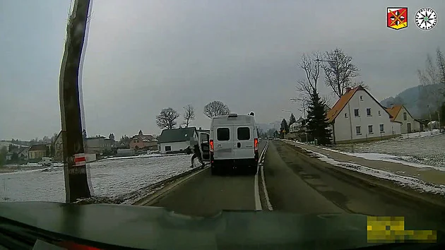 Řidič za jízdy vyskočil z ukradeného obytňáku, nezastavil ho ani policejní pás