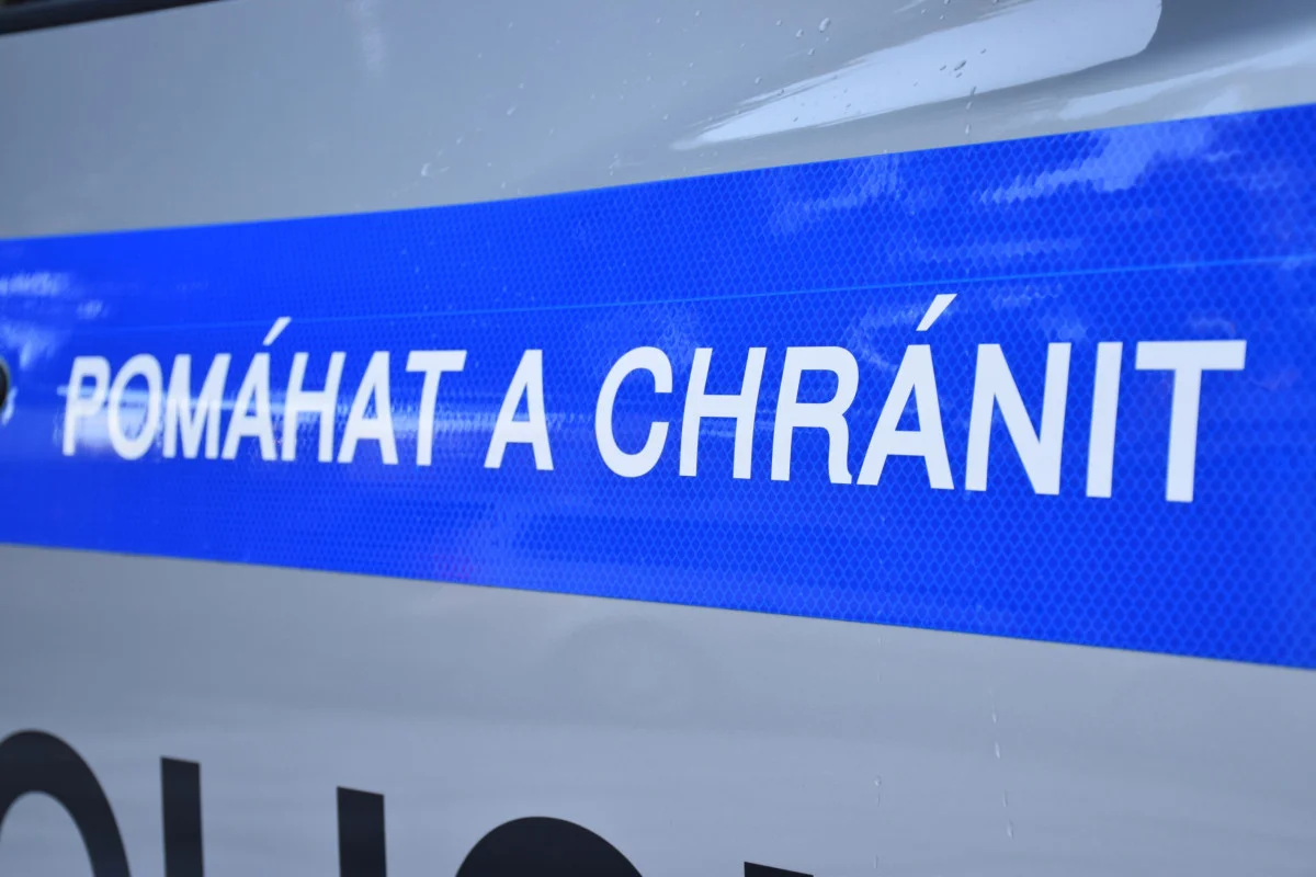 Přímo před policejní budovou ve Zlíně zkolaboval senior. Pomohli policisté i náhodný kolemjdoucí - Krimi TydenikPolicie.cz článek na Media24.cz