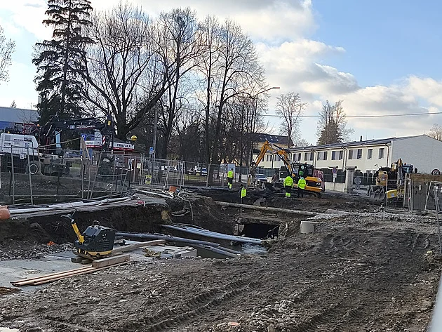 Svitavy za 120 milionů opravují třetím rokem krátký úsek ulice, protéká jí potok