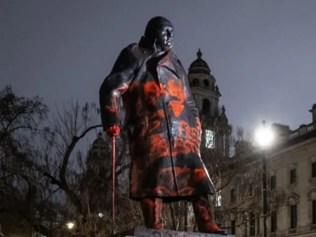 Británie má problém s levicí. Sochu Churchilla postříkali barvou, doplňovací volby vyhráli Zelení