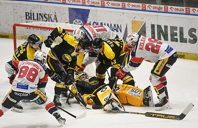 ONLINE: Pardubice sahají po první příčce, Kometu čeká Třinec. Sparta vyzve Plzeň