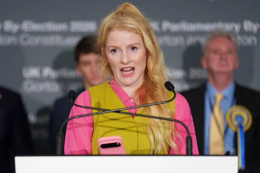 Volební facka pro Starmera. V klíčovém obvodě labouristy poráží "zelená" instalatérka