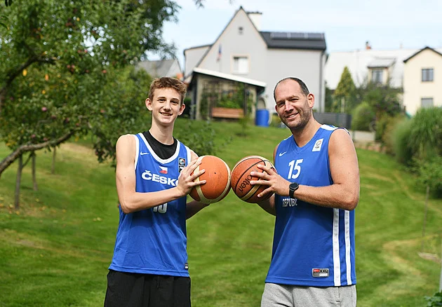 Basketbalové talenty uvízly v Abú Dhabí. Máme se schovat do krytu, mrazí Houšku