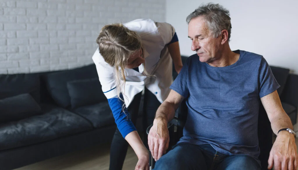 Počet lidí s nejvyšší dávkou na péči prudce vzroste. Stát musí najít desítky miliard