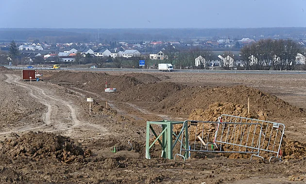 Zdražování bytů závisí i na otvíraných dálnicích. Vidět je to třeba kolem D35