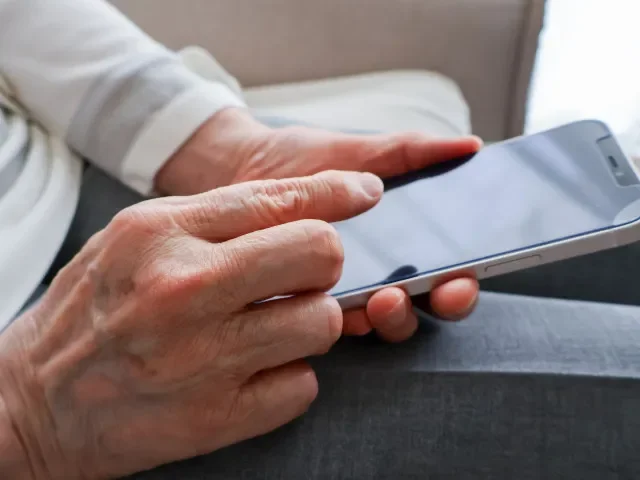 540 000 v igelitce na „kryptoinvestice“. Policie peníze vylákané od seniora zabavila cizinci na D35