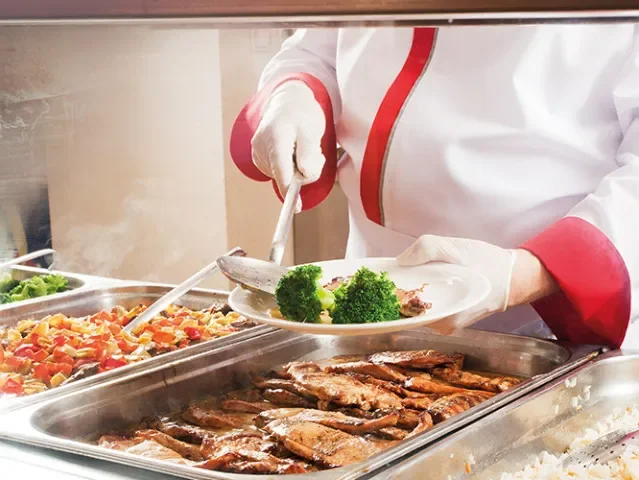 Jez zdravěji, nebo to vyhoď. Děti a školní jídelny pod tlakem nové stravovací vyhlášky