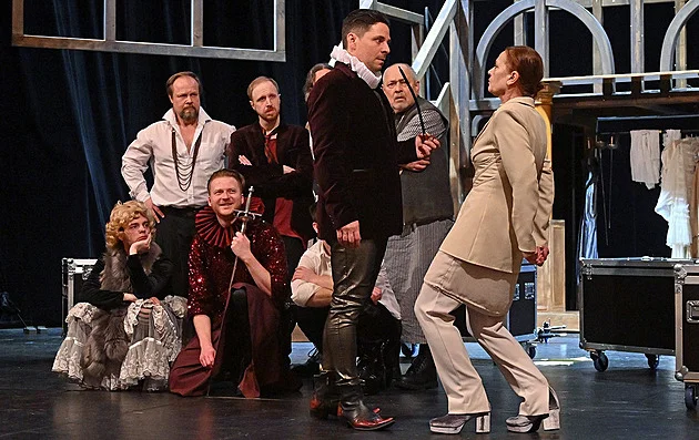 Cheb uvádí Zamilovaného Shakespeara, inscenace má vlastní scénickou hudbu