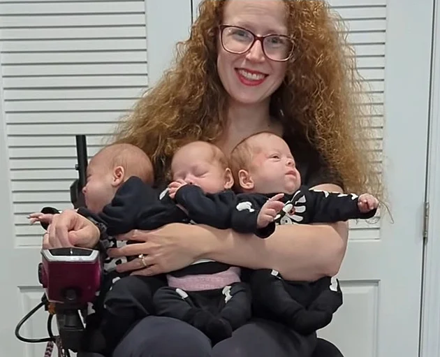 Žena je na vozíku a odnosila trojčata, pět dětí s manželem zvládají hravě