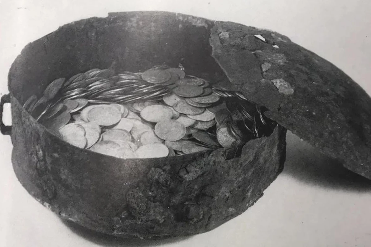 Dělníci v centru Tábora rekonstruovali dům. Poklad, který našli pod podlahou, ohromil i archeology