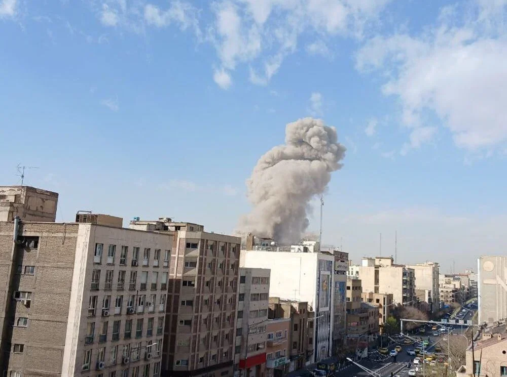 Útok na Írán začal. Dým stoupá z centra Teheránu