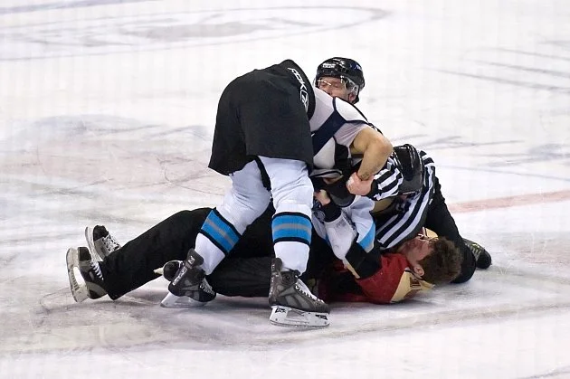 Pusť mě na něj! Český gólman zářil, pak běsnil v zámoří. Rozhodčí sotva uhýbal