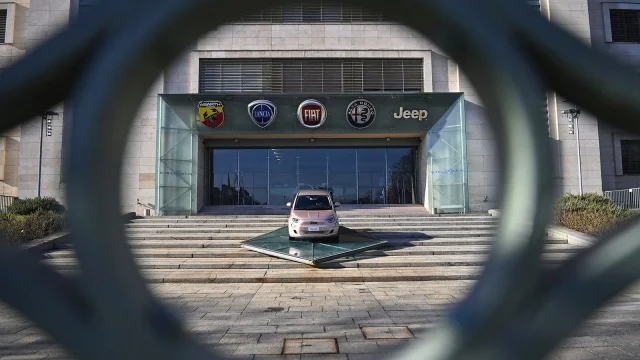 Stellantis loni prodělal víc peněz, než je hodnota celé obří firmy, za normálních okolností by byl zralý na bankrot