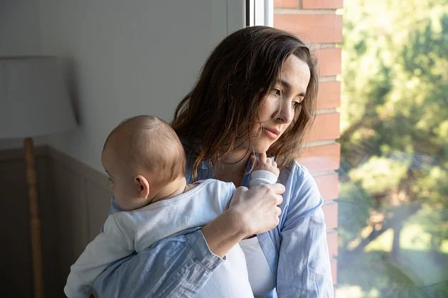 Batole spolklo sklo. Zoufalé mamince pomohli z kolon na dálnici policisté