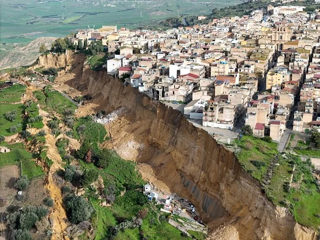 Nad propastí v Niscemi visí i knihovna se vzácnostmi. Plán na záchranu? Loupež