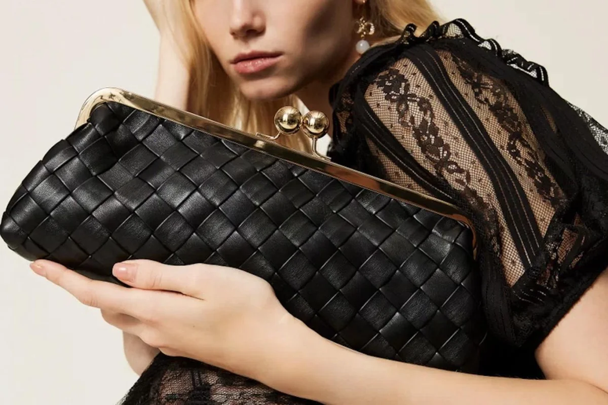 Velký návrat krásného vintage detailu: Kabelka se speciálním kovovým prvkem je retro hitem jara 2026