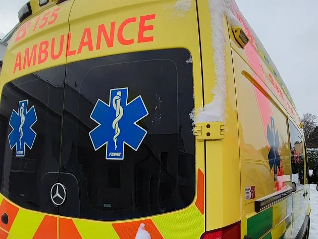 Na mladého muže se na Kladensku zřítilo auto, které opravoval. Zraněním podlehl