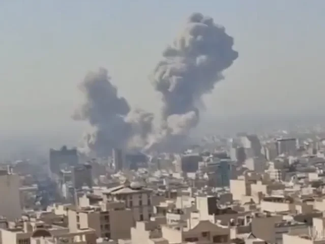 Nad Teheránem stoupají sloupy černého kouře. Izrael ráno zaútočil na cíle v Íránu