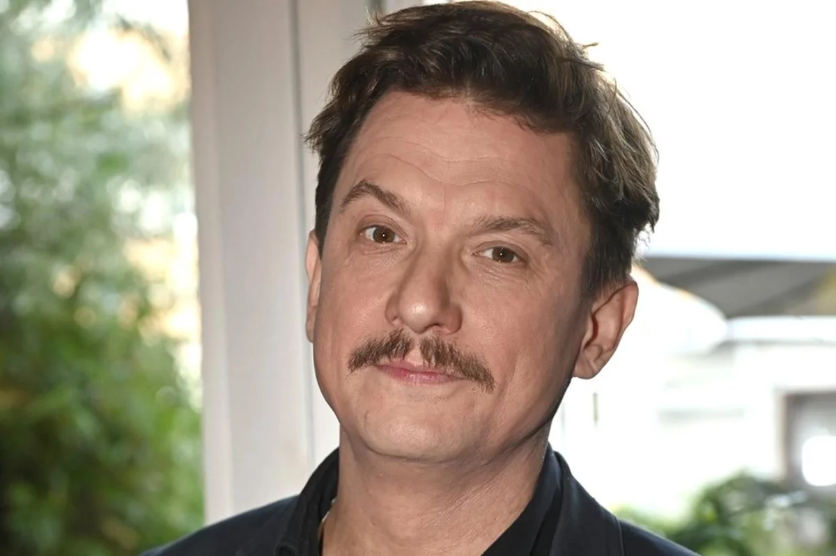 Tomáš Měcháček má doma migranty a ženu z jiné planety. Jeho syn poslal zdravotnici do pekla