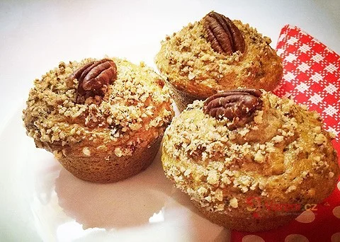 Máte doma dva banány a hrst ořechů? Upečte si bleskové muffiny, které vydrží vláčné i tři dny