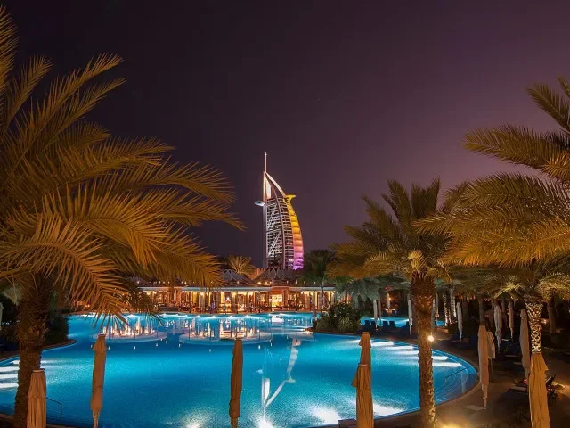 Íránský dron zasáhl ikonický hotel Burdž Al-Arab v Dubaji