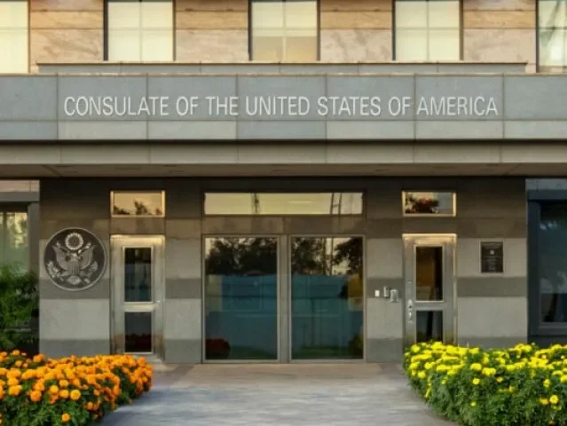 Rozzuřený dav stovek lidí vpadl na konzulát USA v Pákistánu, nejméně šest mrtvých - Válečné konflikty Echo24.cz článek na Media24.cz