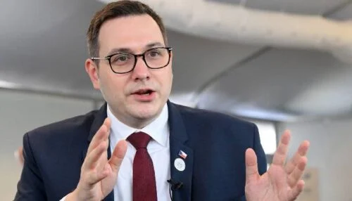 Lipavský si podal přihlášku na vysokou školu. Připomněl se tím i Mynářův výrok: „Magistr… pardon, bakalář“