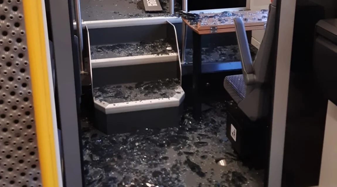 Vlakvedoucí chtěla u Prahy vidět jízdenky. Tři opilí muži kvůli tomu začali demolovat vlak - Krimi TydenikPolicie.cz článek na Media24.cz