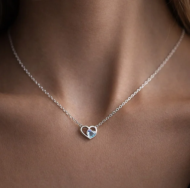 Lidé už nechodí na hřbitovy, říká sklář. Popel zesnulých zatavuje do šperků