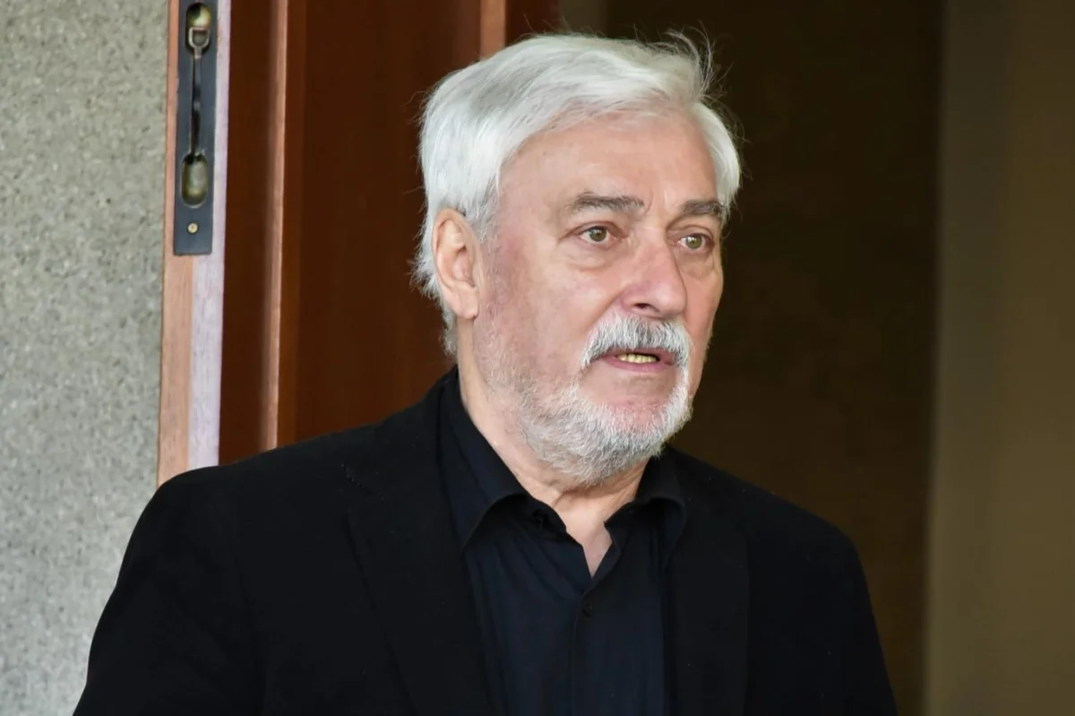 Jan Rosák poodhalil tajemství své netradiční chalupy v Dobřejovicích. Vystihuje moderátorovu povahu