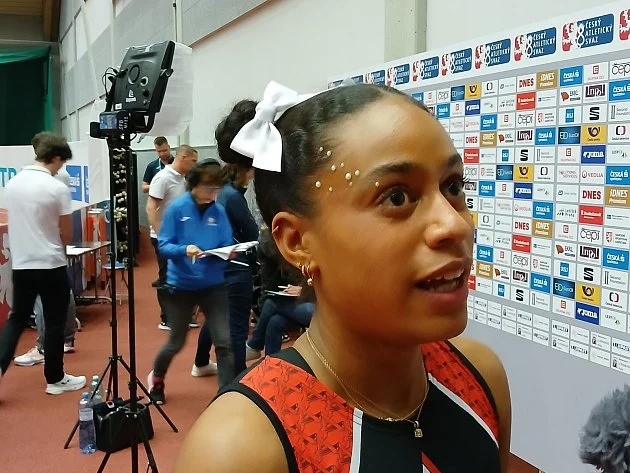 Perly na obličeji, mašle, nový účes. Manuel v Ostravě zářila i mimo trať