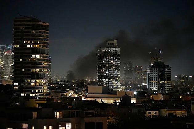 Panika na dubajském letišti.  Jeden z terminálů zasáhl sebevražedný dron. 4 zranění