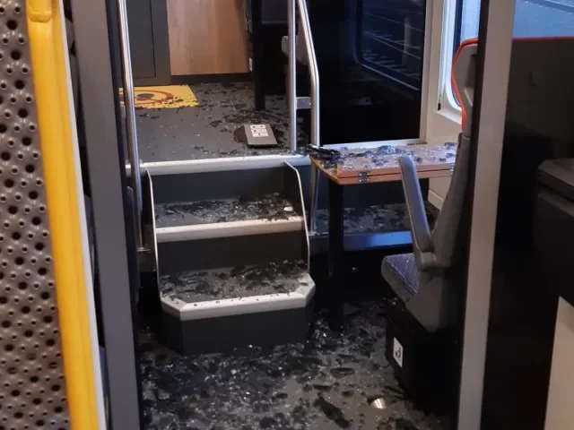 Tři podnapilí cestující zdemolovali vlak Českých drah. Průvodčí chtěla vidět jízdenku - Krimi Echo24.cz článek na Media24.cz