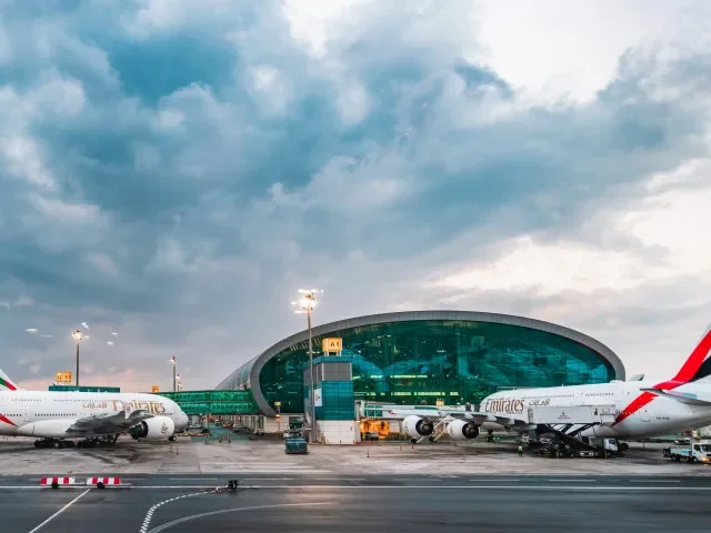 Kolaps a naprostý chaos, popisují turisté dění na letišti v Dubaji. Íránské útoky drží v šachu tisíce lidí