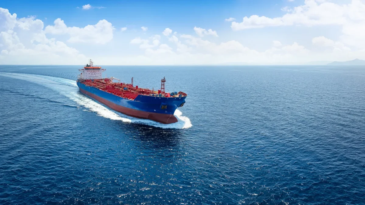 Útoky na Írán zastavily tankery v Hormuzu. Pětina světové ropy je v ohrožení. Co bude dál?