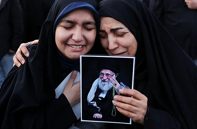 Chameneí šel do pekel. Íránci slaví i pláčou v ulicích, nejde signál ani internet