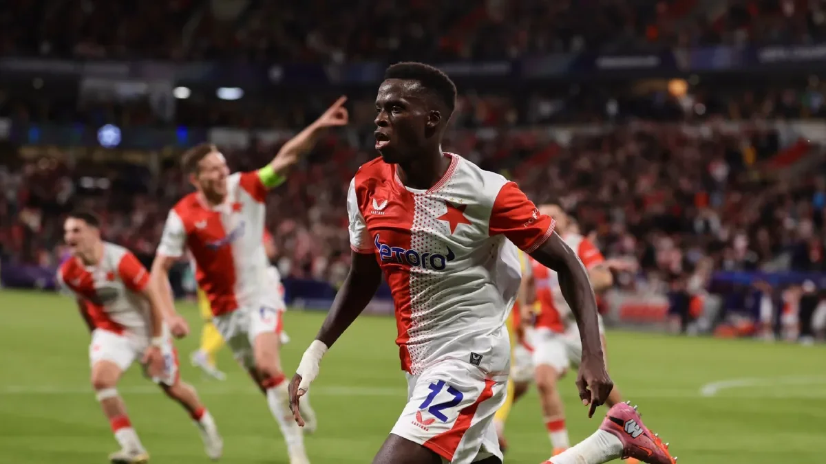 Že neumí bránit? Slavia uvažuje nad nasazováním Mbodjiho na stoperu - Fotbal RUIK.CZ článek na Media24.cz