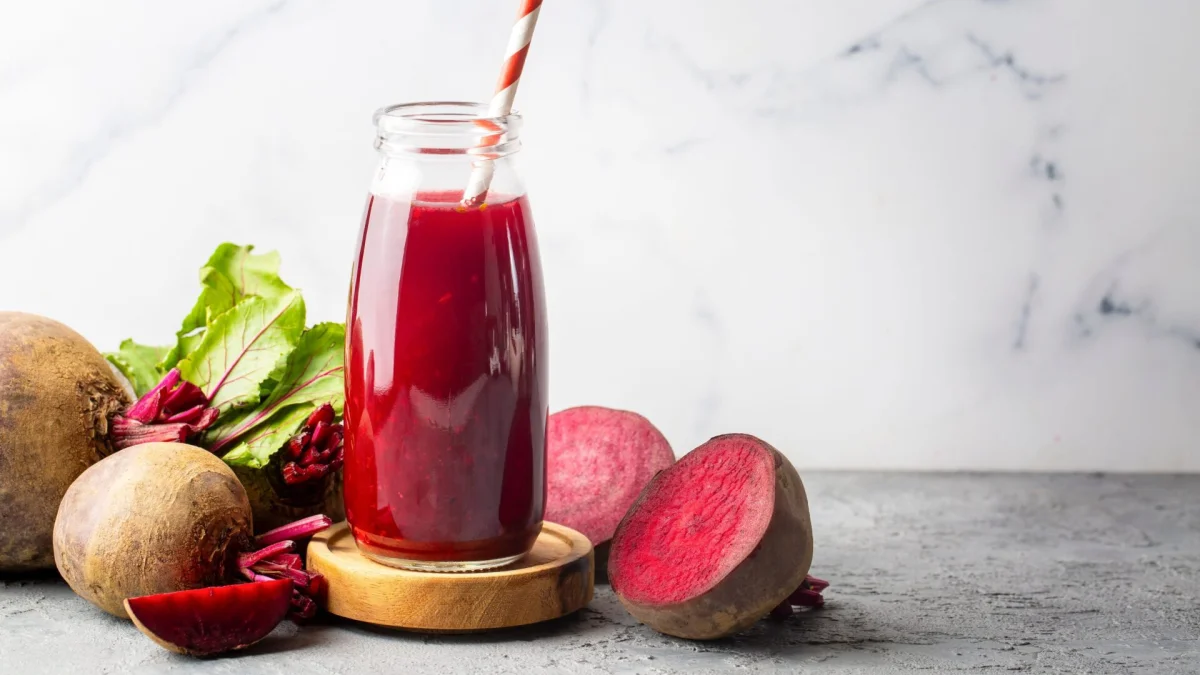 Pokud vás trápí vysoký tlak, dejte si šťávu z červené řepy