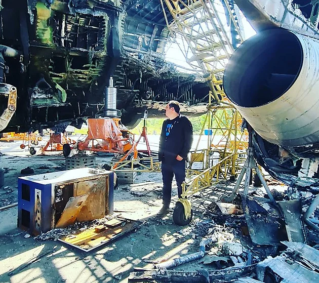 Co se nepodařilo v reálu, to se daří aspoň na obrazovce počítače. Rusové dobyli Hostomel