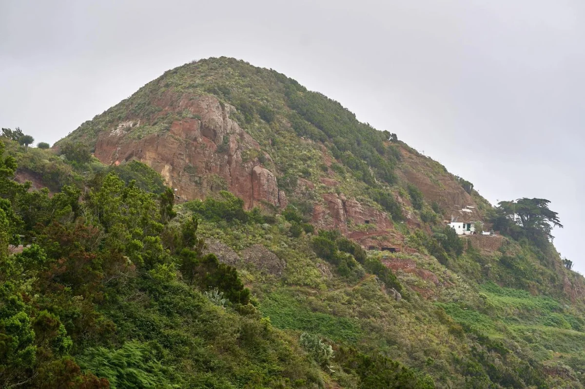 Už 50 let žije sám v jeskyni s vlastní vodou, elektřinou a životem odděleným od světa.Bydlení by neměnil