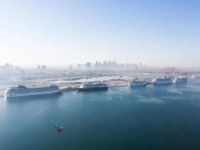 Raketa dopadla poblíž výletní lodi s 2 500 turistů. „Nikdo neví, jak se odsud dostaneme,“ hlásí vyděšení pasažéři - Zprávy Echo24.cz článek na Media24.cz