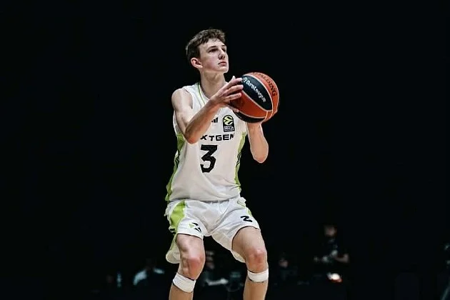 Houškovi v Abu Dhabi slyšeli výbuchy. Chceme už být doma, říká otec Jakub