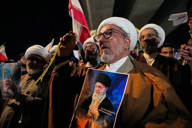 Smutek, vztek i radost. Smrt Chameneího rozdělila Íránce, ukazují emotivní videa